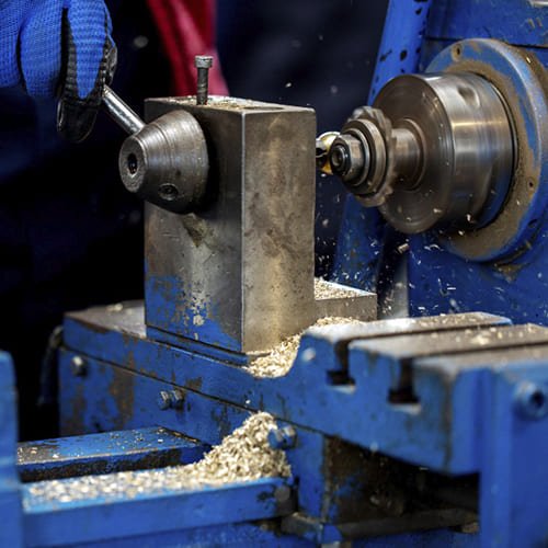 Proceso de mecanizado en maquinaria industrial